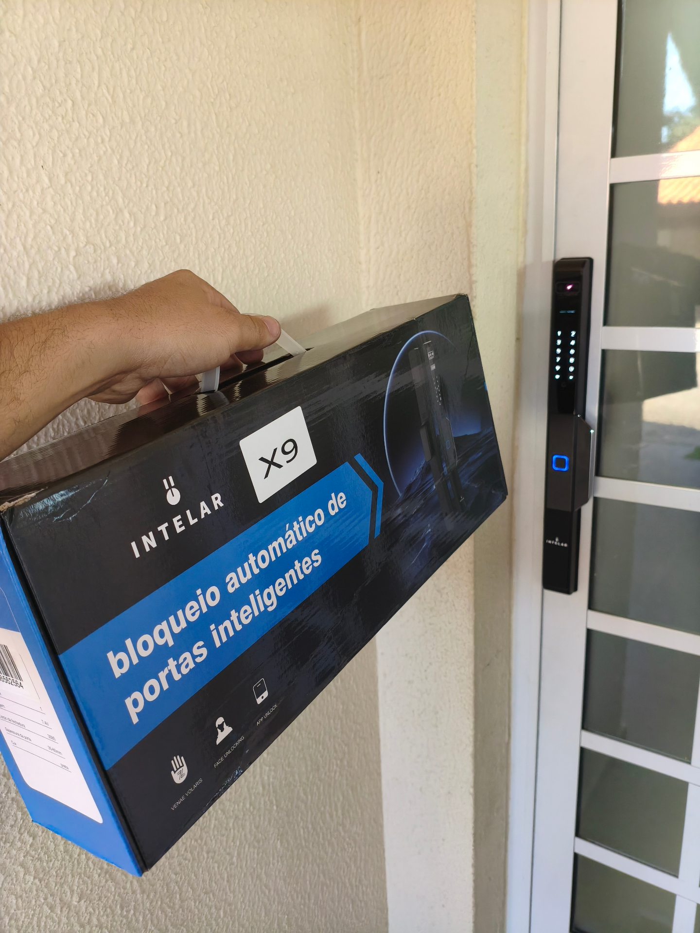 Caixa da Intelar X9 ao lado da fechadura já instalada na porta