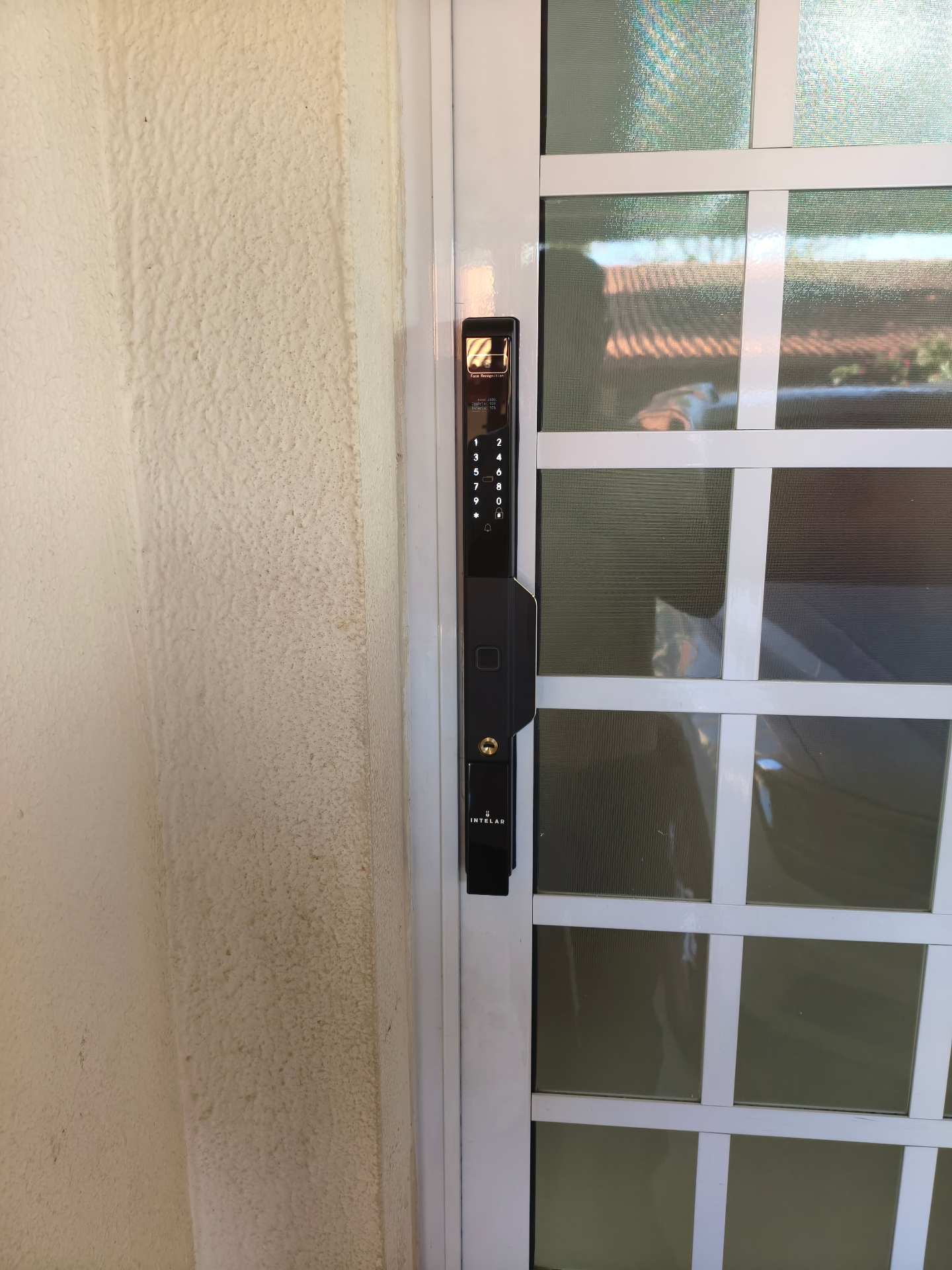 Intelar X9 vista em ângulo lateral em porta de alumínio branca